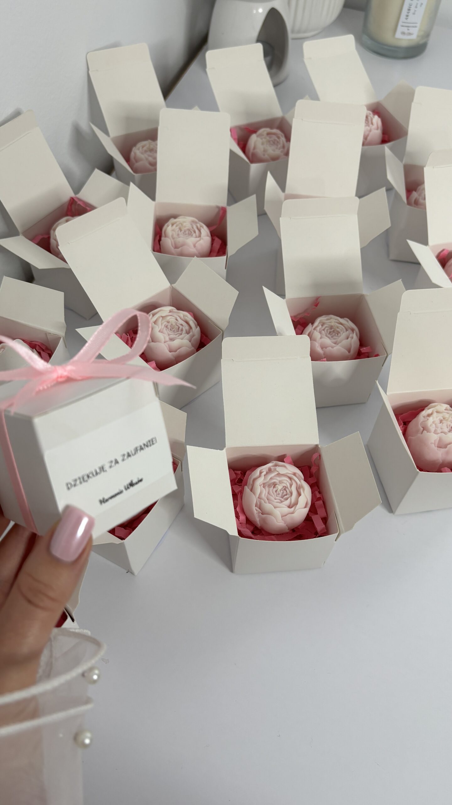 Pączek piwonii w pudełeczku - obrazek 2