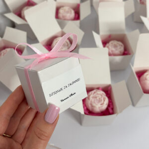 Pączek piwonii w pudełeczku